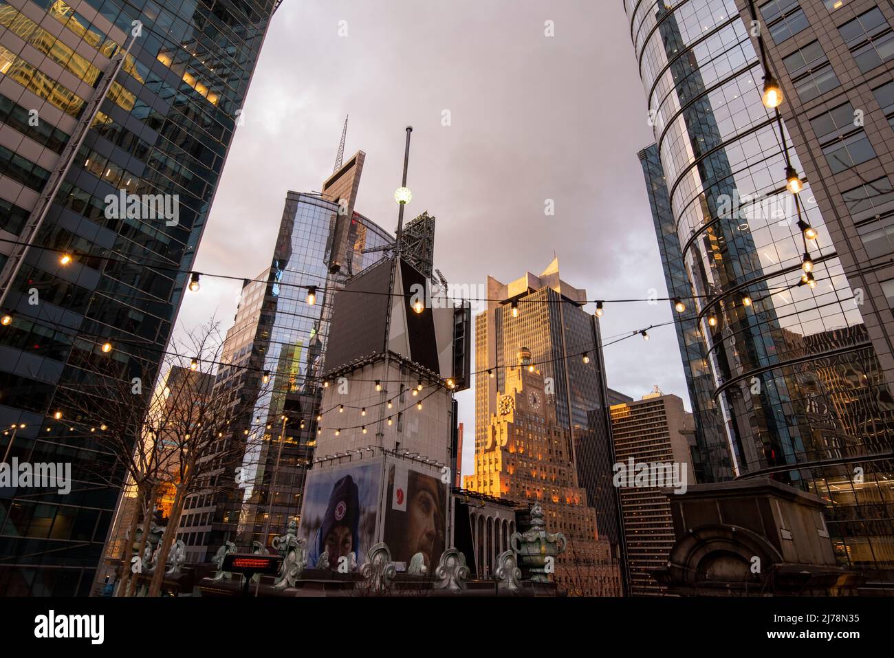 Der Times Square wurde vom Dach des Knickerbocker Hotels in Midtown Manhattan, New York, USA, eingefangen Stockfoto