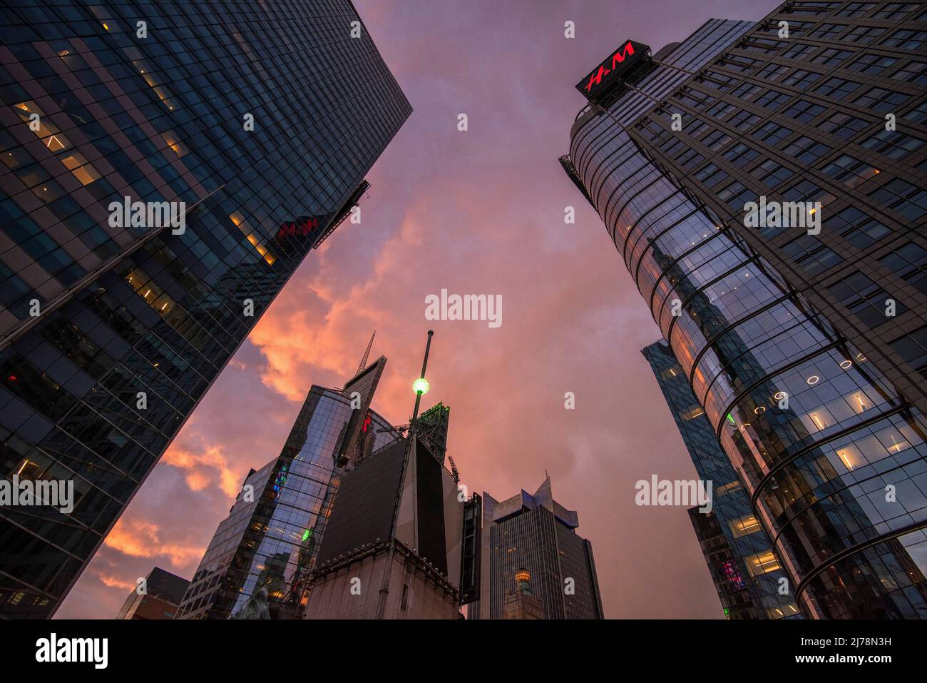 Der Times Square wurde vom Dach des Knickerbocker Hotels in Midtown Manhattan, New York, USA, eingefangen Stockfoto
