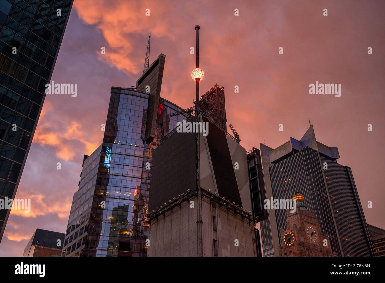 Der Times Square wurde vom Dach des Knickerbocker Hotels in Midtown Manhattan, New York, USA, eingefangen Stockfoto