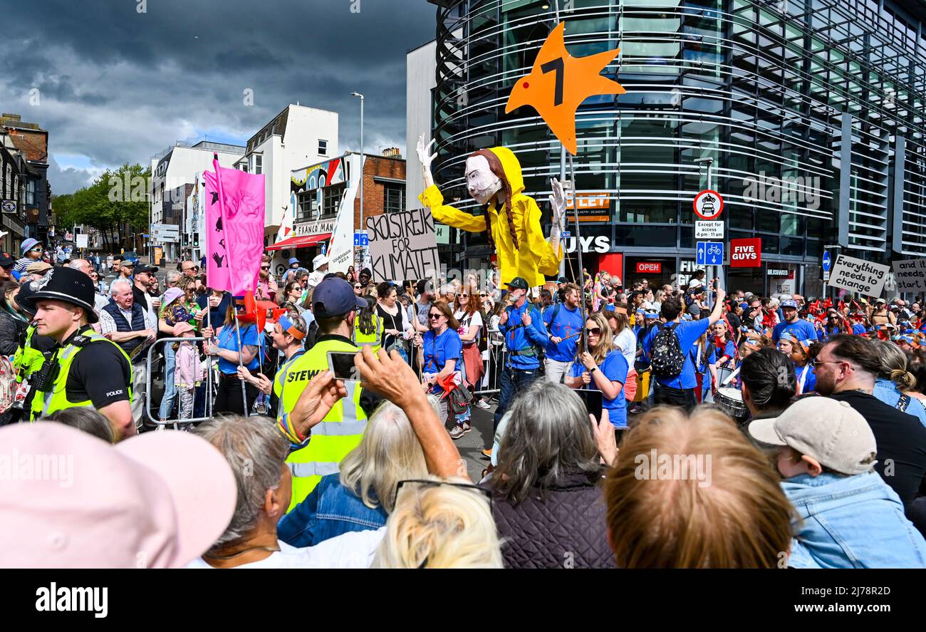 Brighton UK 7. May 2022 - Eine riesige Marionette von Greta Thunberg wird als Tausende von Schulkindern durch die Straßen getragen , Mitarbeiter und Eltern nehmen an der Brighton Children's Parade Teil, die den traditionellen Start des Brighton Festivals darstellt und das diesjährige Thema Wiederaufbau & Hoffnung ist : Credit Simon Dack / Alamy Live News Stockfoto