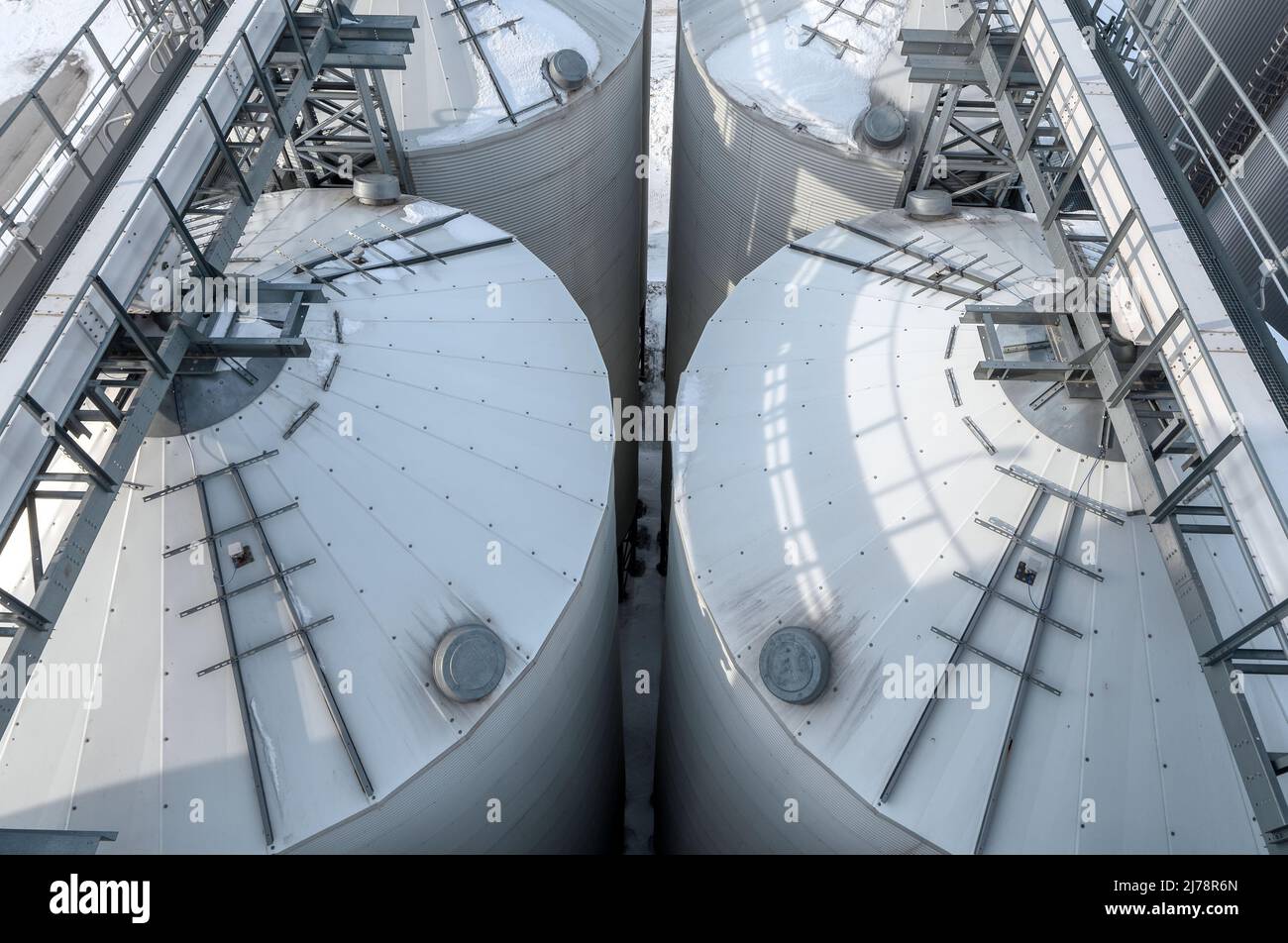 Silos zur Lagerung von Weizen und anderen Getreidepflanzen. Stockfoto