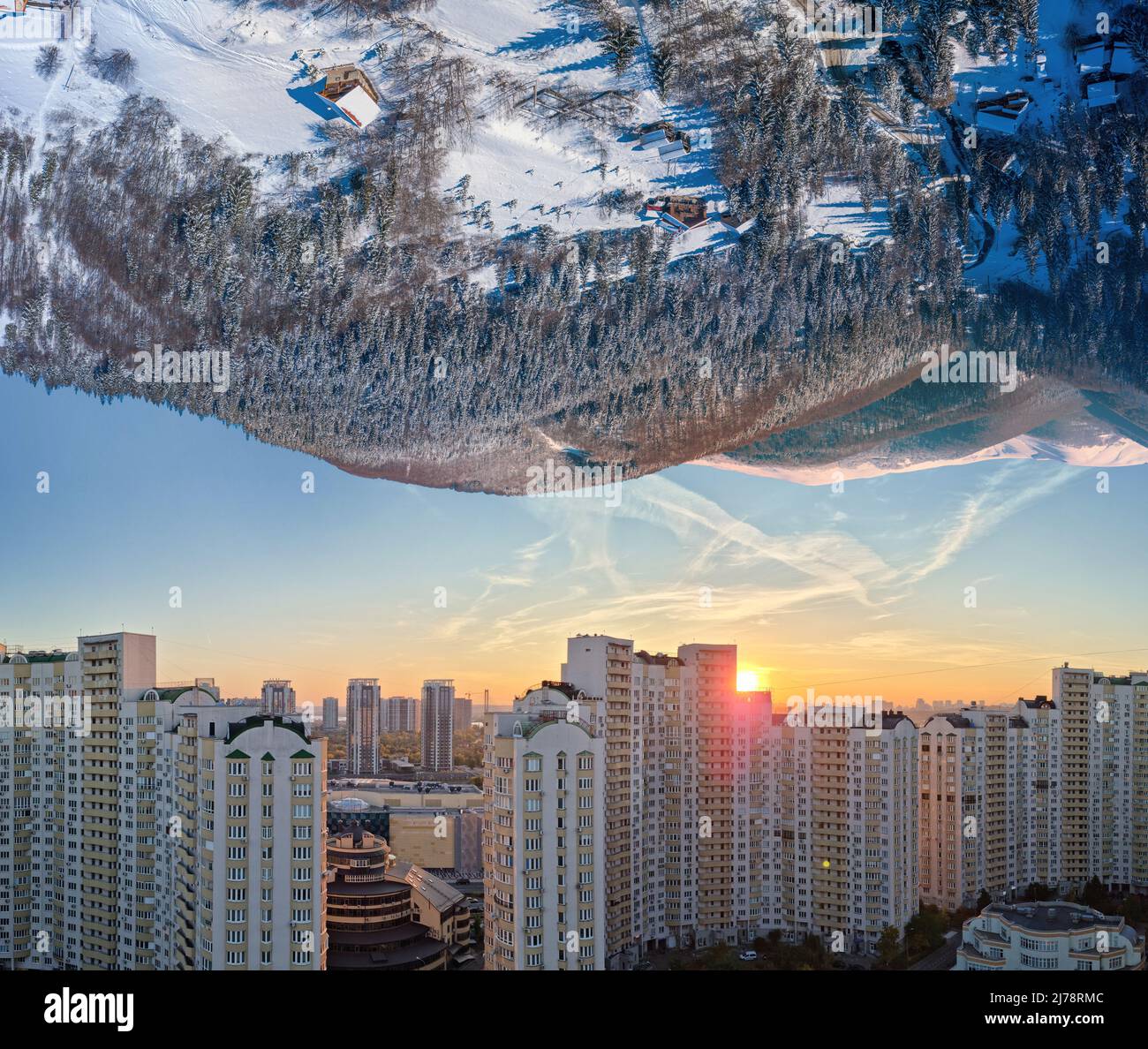 Natur versus Stadt. Wunderschöne Berglandschaft von einer Seite und Stadtlandschaft von der anderen. Konzeptuelles Bild der Beziehungen zwischen Städten und n Stockfoto