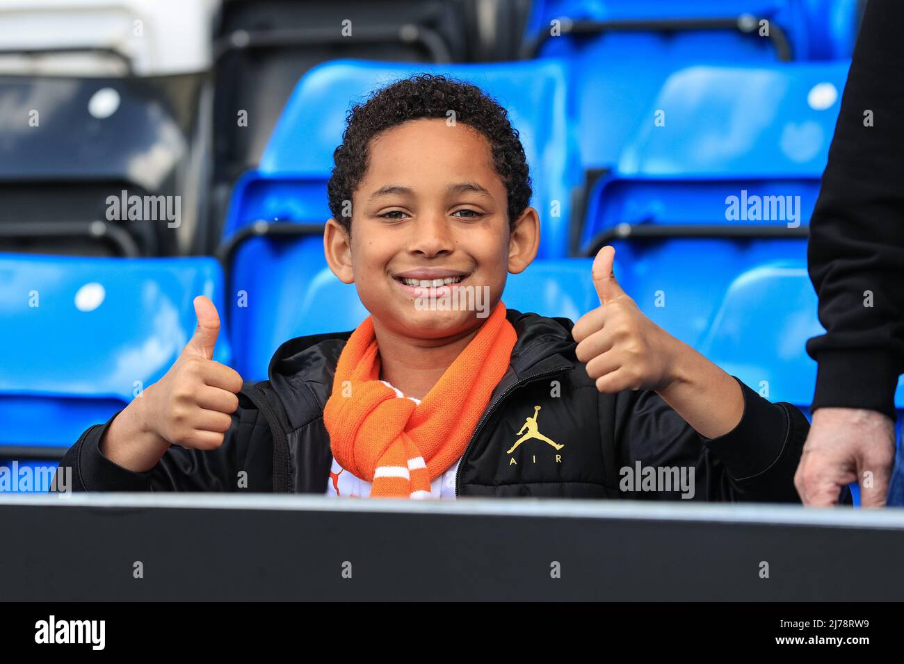 Blackpool-Fans kommen im Weston Homes Stadium an Stockfoto