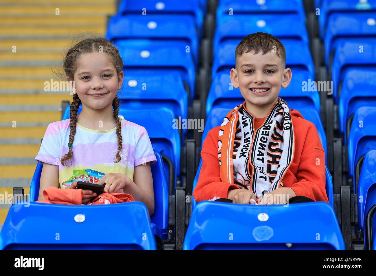 Blackpool-Fans kommen im Weston Homes Stadium an Stockfoto