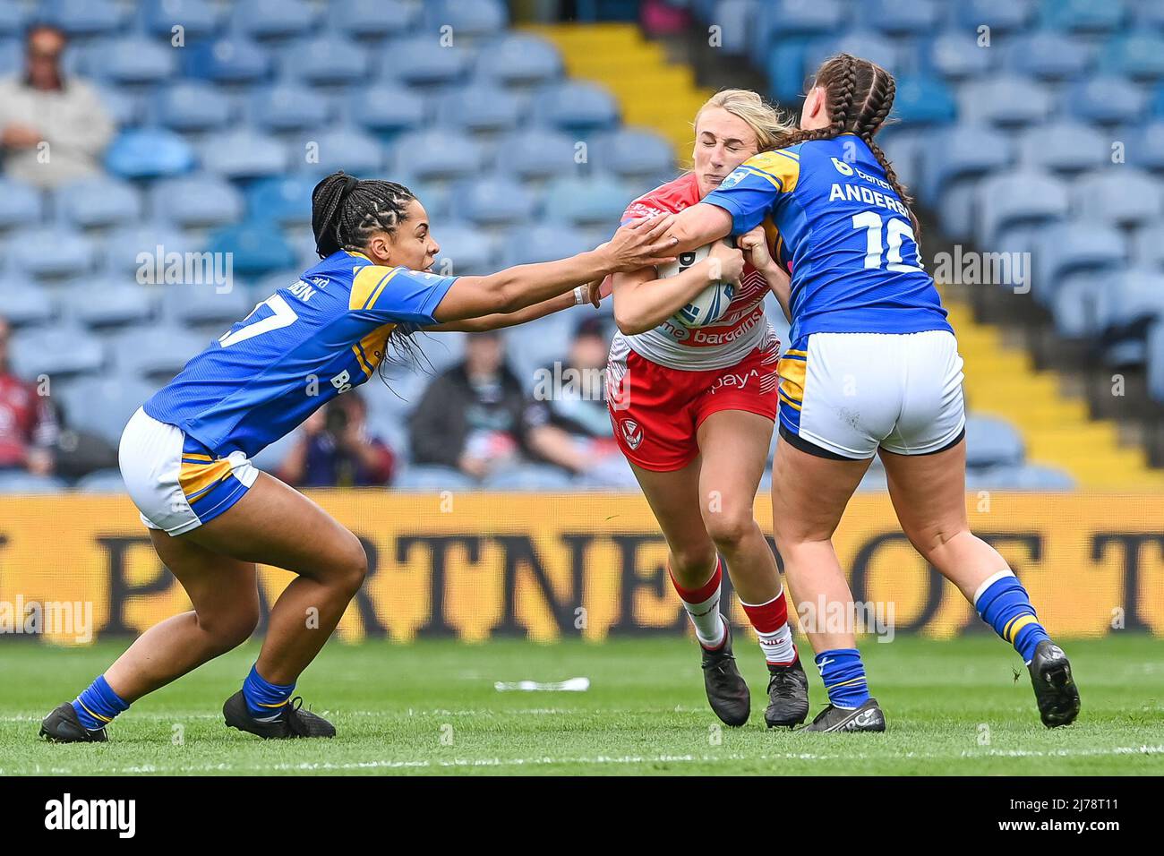 Jodie Cunningham von St. Helens wird von Dannielle Anderson von Leeds