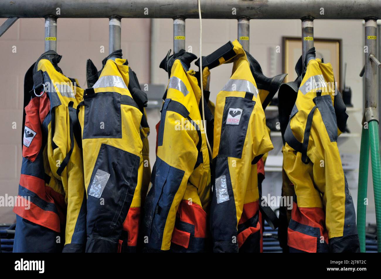 Wasserdichte Rettungsboot-Crewjacken, die auf dem Trockenrail-Caister norfolk england hängen Stockfoto