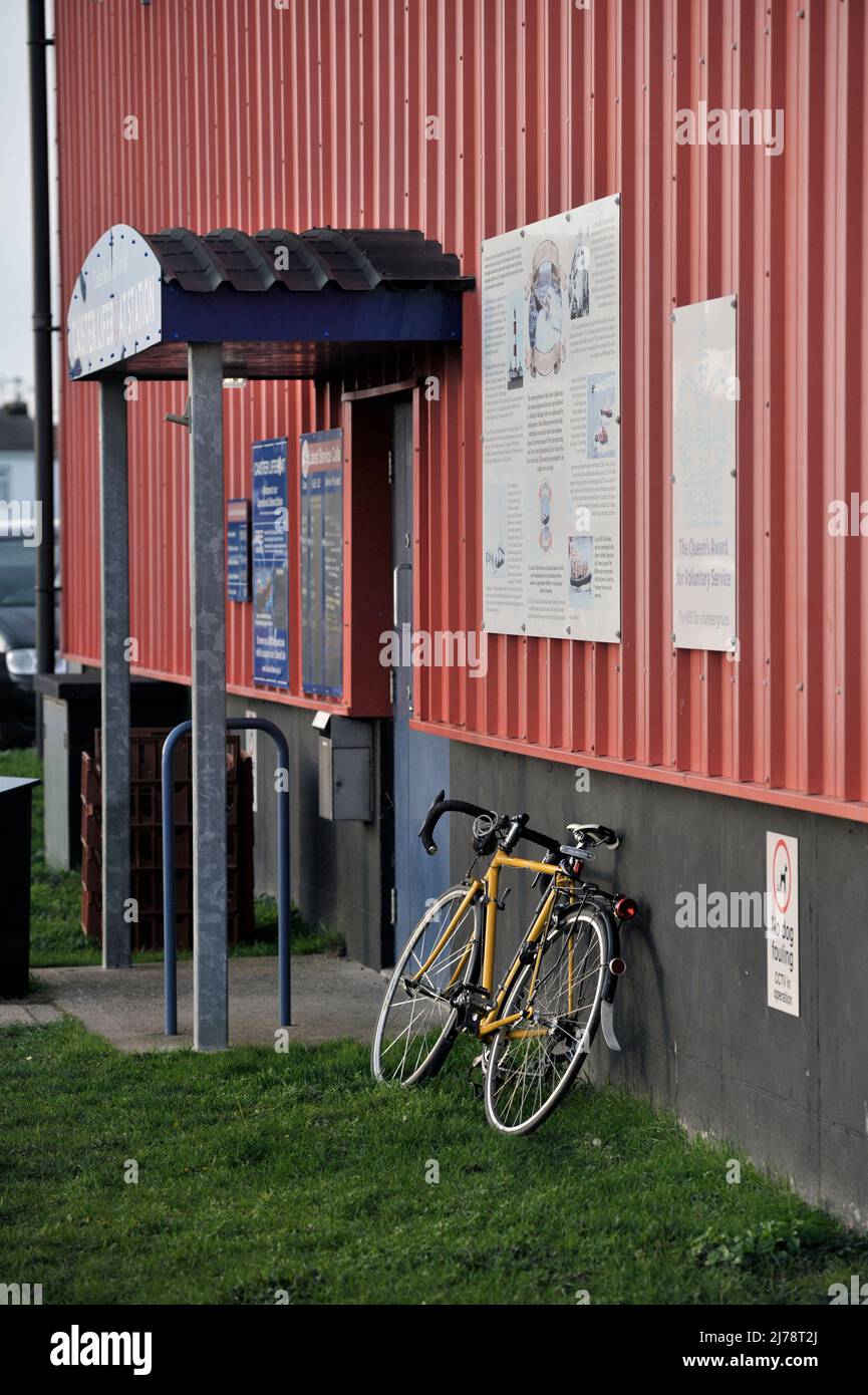 Fahrrad lehnt sich an Kaister Rettungsboot Station Gebäude Kaister norfolk england Stockfoto