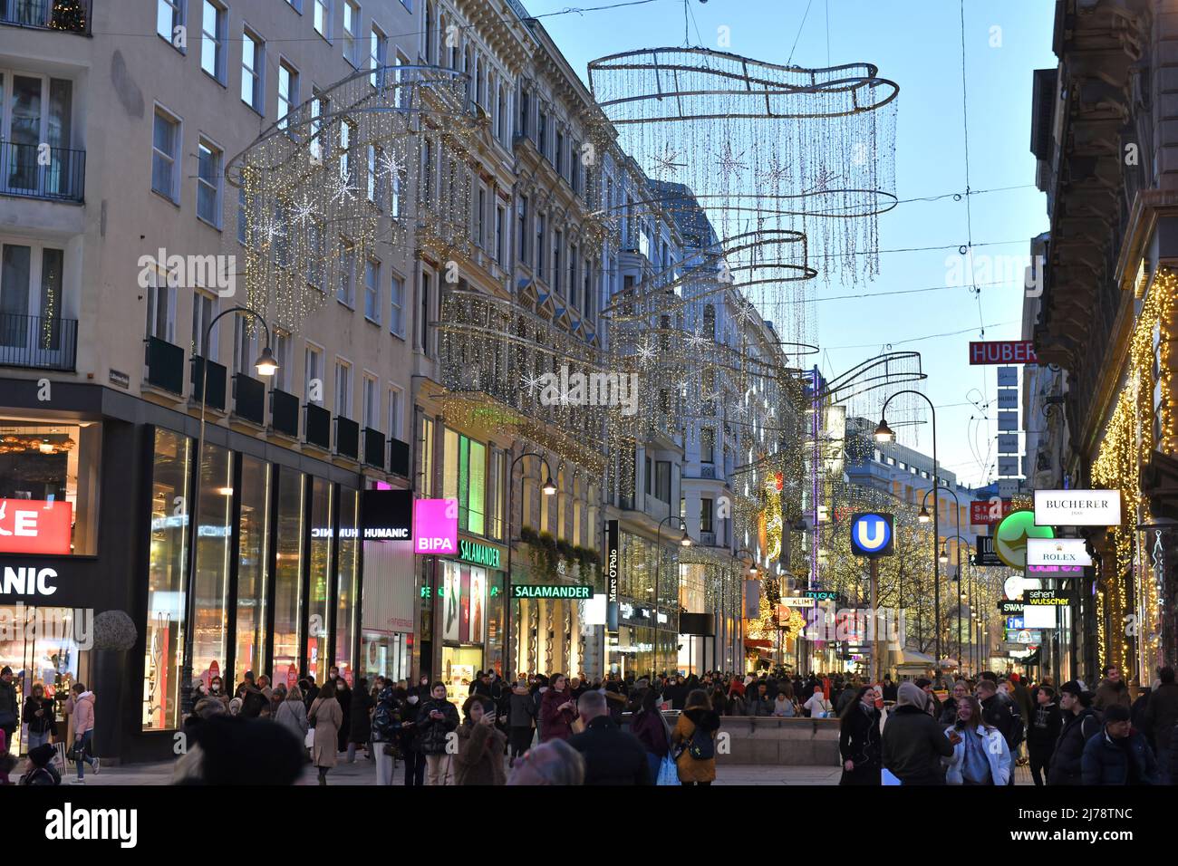 Die Einkaufsstarße Kärntner Straße in Wien im Winter am Abend, Österreich, Europa - die Einkaufsstraße Kärntner Straße in Wien im Winter am Vorabend Stockfoto