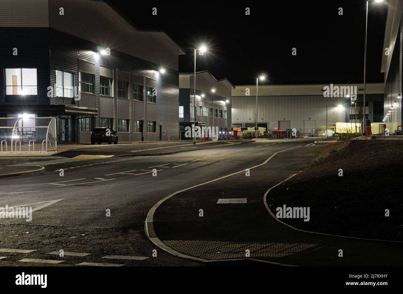 Neugebaute Einheiten des Leicester Destibution Park (LEDP) bei Nacht, auf dem Braunstone Frith Industrial Estate in Leicester, Leicestershire, England Stockfoto