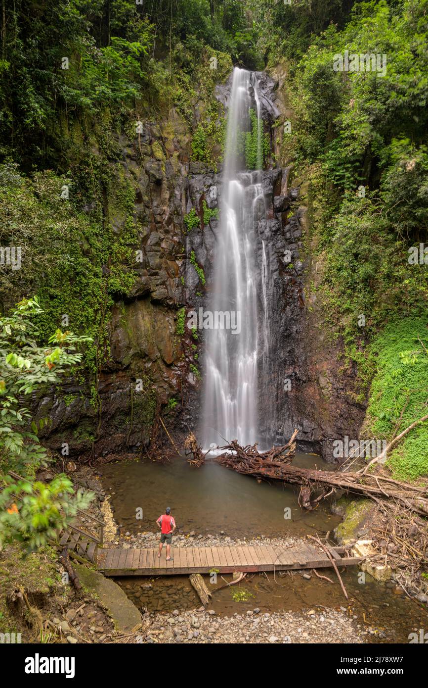 Mann, der vor dem San Nicolau Wasserfall steht. Stockfoto
