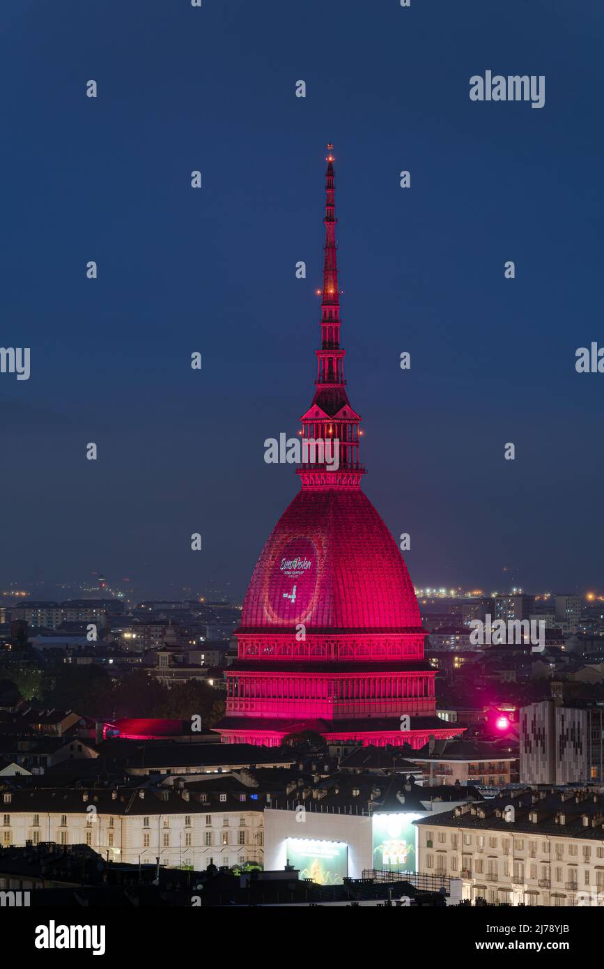 Logo des Eurovision Song Contest auf der Mole Antoneliana. Die Ausgabe 66. findet in Turin statt. Turin, Italien - Mai 2022 Stockfoto