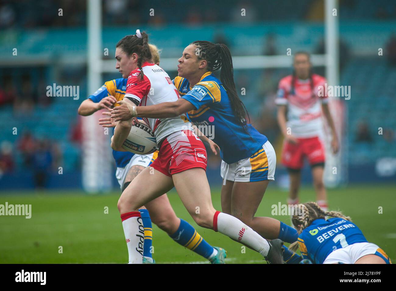 Leeds, Großbritannien. 07.. Mai 2022. Saint Helens Samantha Hulme wird am 7. Mai 2022 von Leeds Elychia Watson beim Finale des Womens Challenge Cup zwischen St Helens Women und Leeds Rhinos Women in der Elland Road, Leeds, England, angegangen. Foto von Simon Hall. Nur zur redaktionellen Verwendung, Lizenz für kommerzielle Nutzung erforderlich. Keine Verwendung bei Wetten, Spielen oder Veröffentlichungen einzelner Clubs/Vereine/Spieler. Kredit: UK Sports Pics Ltd/Alamy Live Nachrichten Stockfoto