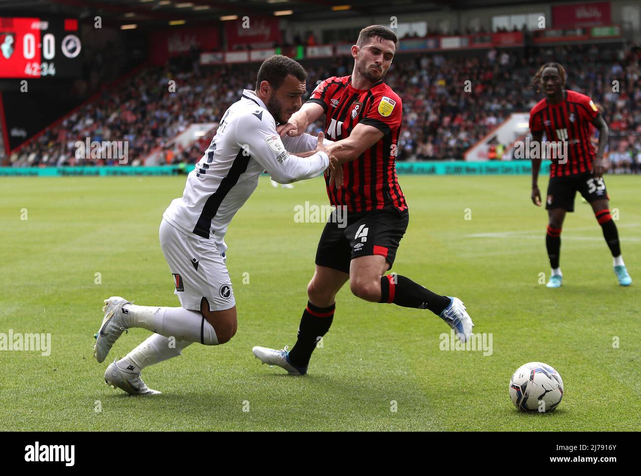 Millwalls Mason Bennett (links) und Bournemouth's Lewis Cook kämpfen während des Sky Bet Championship-Spiels im Vitality Stadium, Bournemouth, um den Ball. Bilddatum: Samstag, 7. Mai 2022. Stockfoto