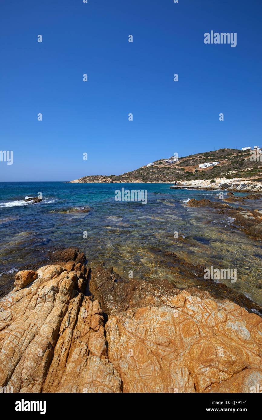 Felsenstrand auf der Insel Anteparos, Kykladen, Griechenland Stockfoto