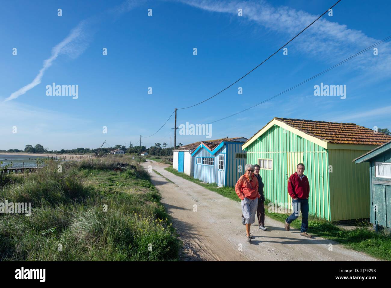 Touristen, die auf einem Küstenwanderweg am Austernfarm Fort Royer, Charente Maritime, Frankreich, spazieren Stockfoto