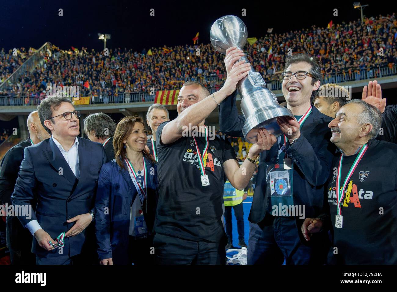 Stadio Via del Mare, Lecce, Italien, 06. Mai 2022, Der Präsident Sticki Damiani feiert den Meisterschaftssieg mit dem Pokal während der US Lecce Stockfoto