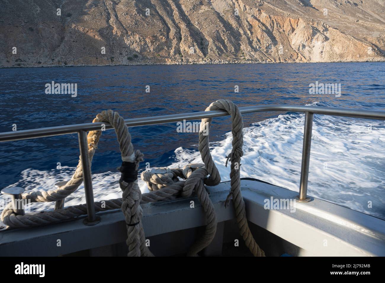 Meereswellen hinter einem Motorboot, Südküste Kretas bei Sphakia, Griechenland Stockfoto