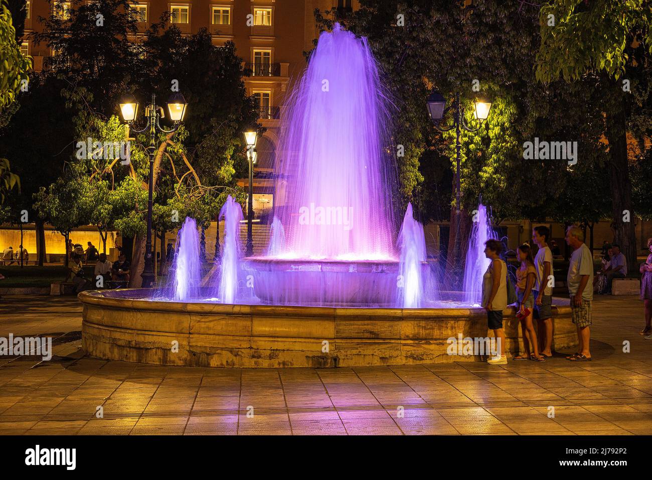 Nachtbrunnen auf dem Syntagma-Platz, Athen, Griechenland Stockfoto