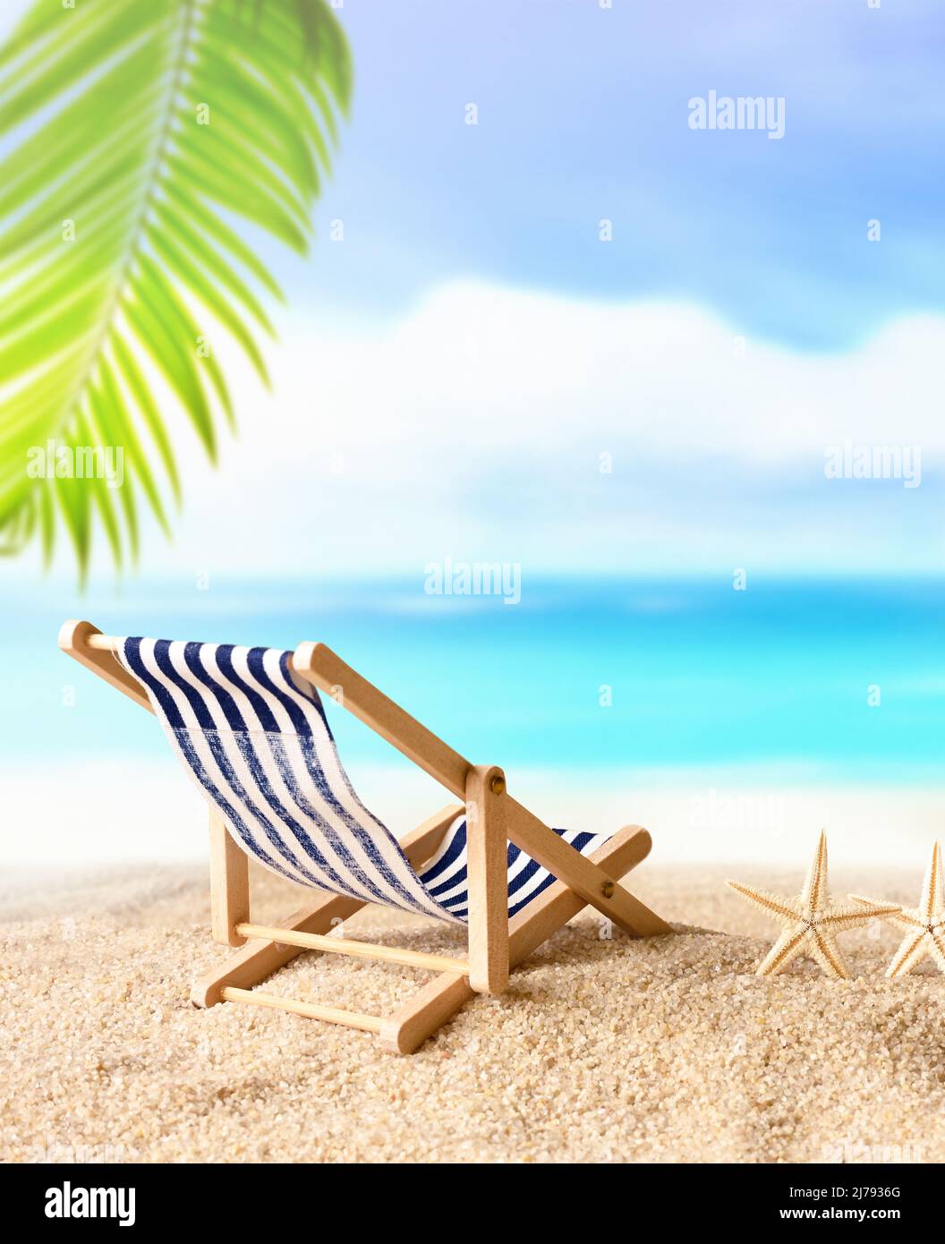 Urlaub Urlaub Hintergrund Konzept - Strand Liegestuhl unter Palmen am  Sommerstrand Stockfotografie - Alamy