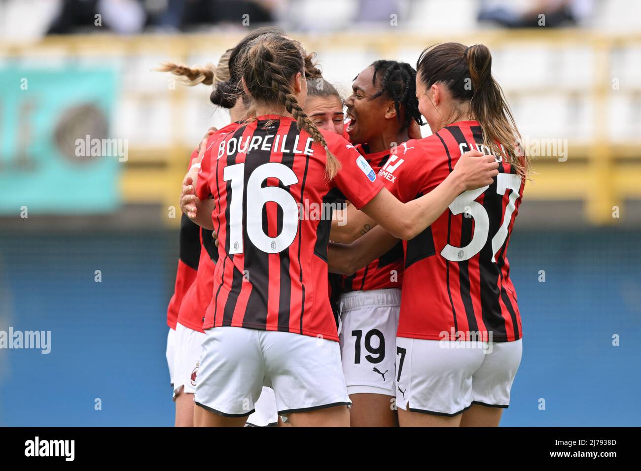 Teamkollegen feiern Lindsey Thomas (#19 AC Mailand) nach dem Tor im Serie-A-Frauenspiel zwischen dem FC Internazionale und dem AC Mailand im Breda-Stadion in Sesto San Giovanni Mailand, Italien Cristiano Mazzi/SPP Stockfoto