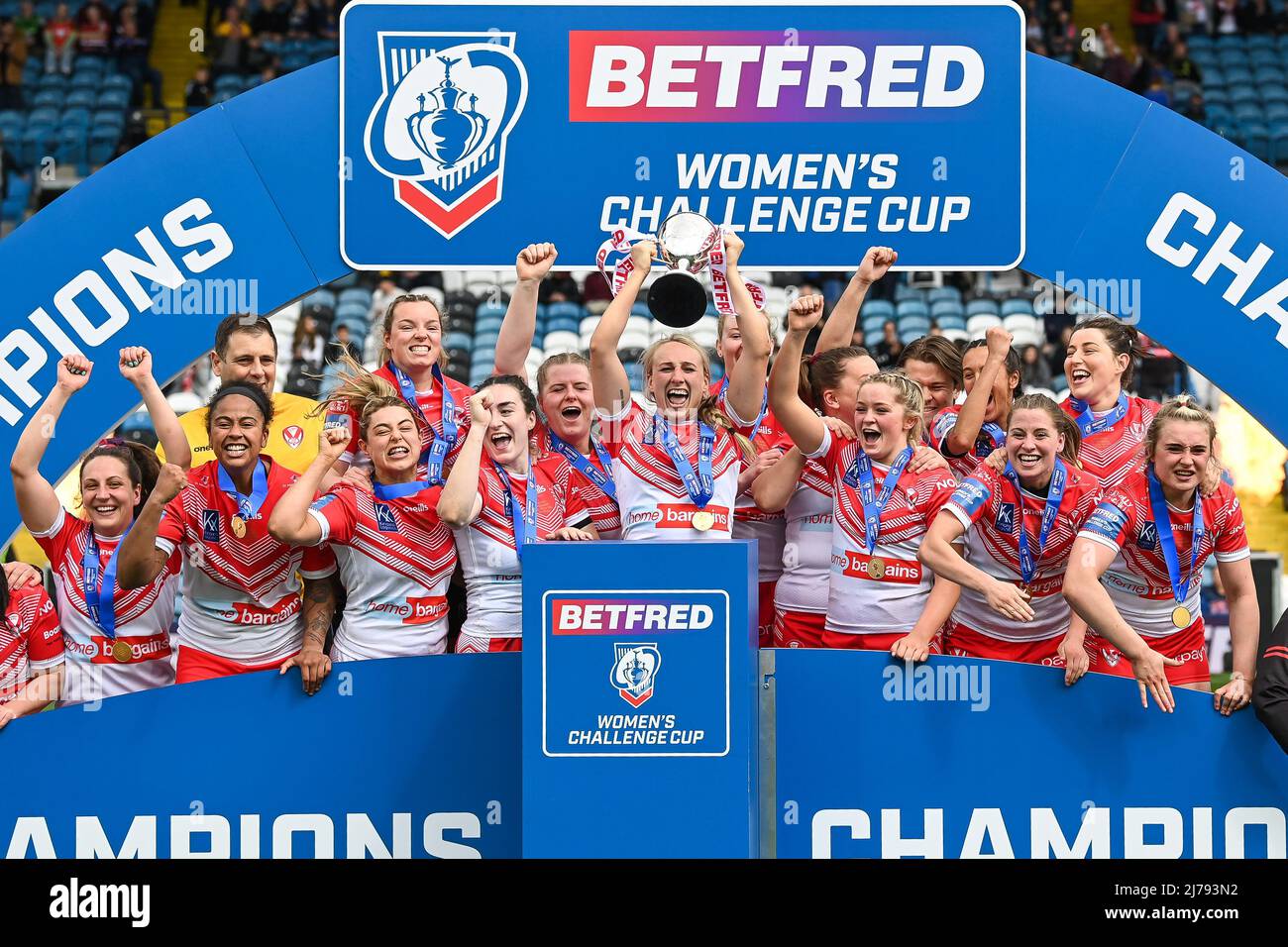 Jodie Cunningham aus St. Helens hebt die Trophäe zur Feier des Gewinns des Finales des Betfred Women's Challenge Cup in , am 5/7/2022. (Foto von Craig Thomas/News Images/Sipa USA) Stockfoto