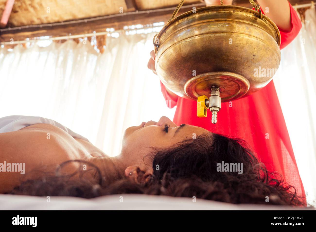 Junge Frau tut Gesundheit indische traditionelle Behandlung in Ayurveda Körperkonstitution Zentrum Stockfoto