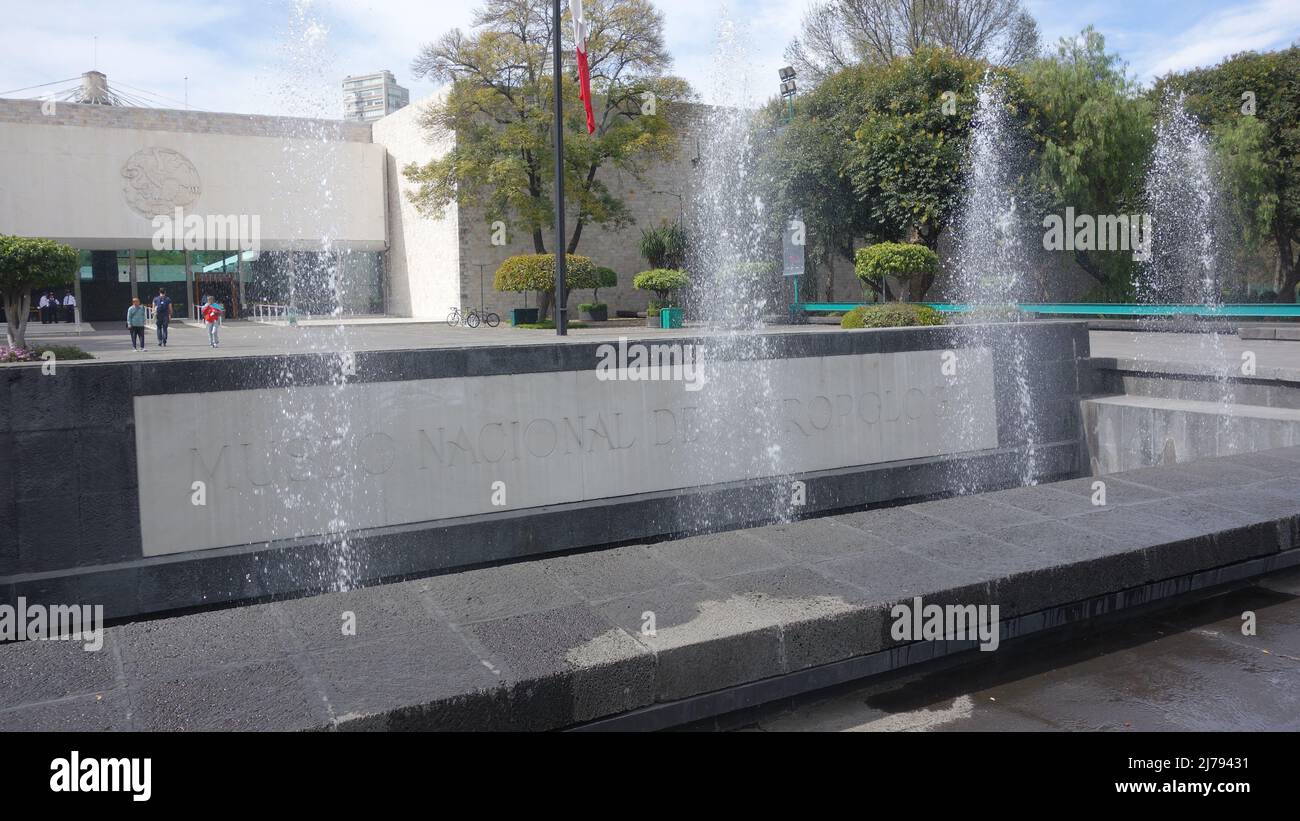 Der Brunnen am Haupteingang des Museo Nacional de Antropologia, Mexiko-Stadt Januar 2017. Stockfoto