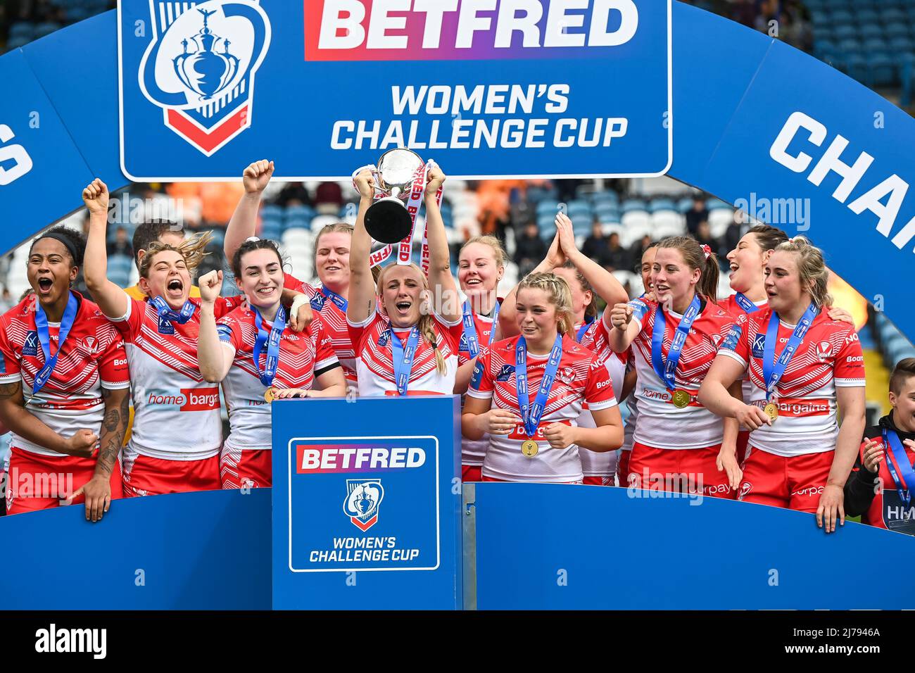 Jodie Cunningham aus St. Helens hebt die Trophäe zur Feier des Gewinns des Finales des Betfred Women's Challenge Cup in , am 5/7/2022. (Foto von Craig Thomas/News Images/Sipa USA) Stockfoto