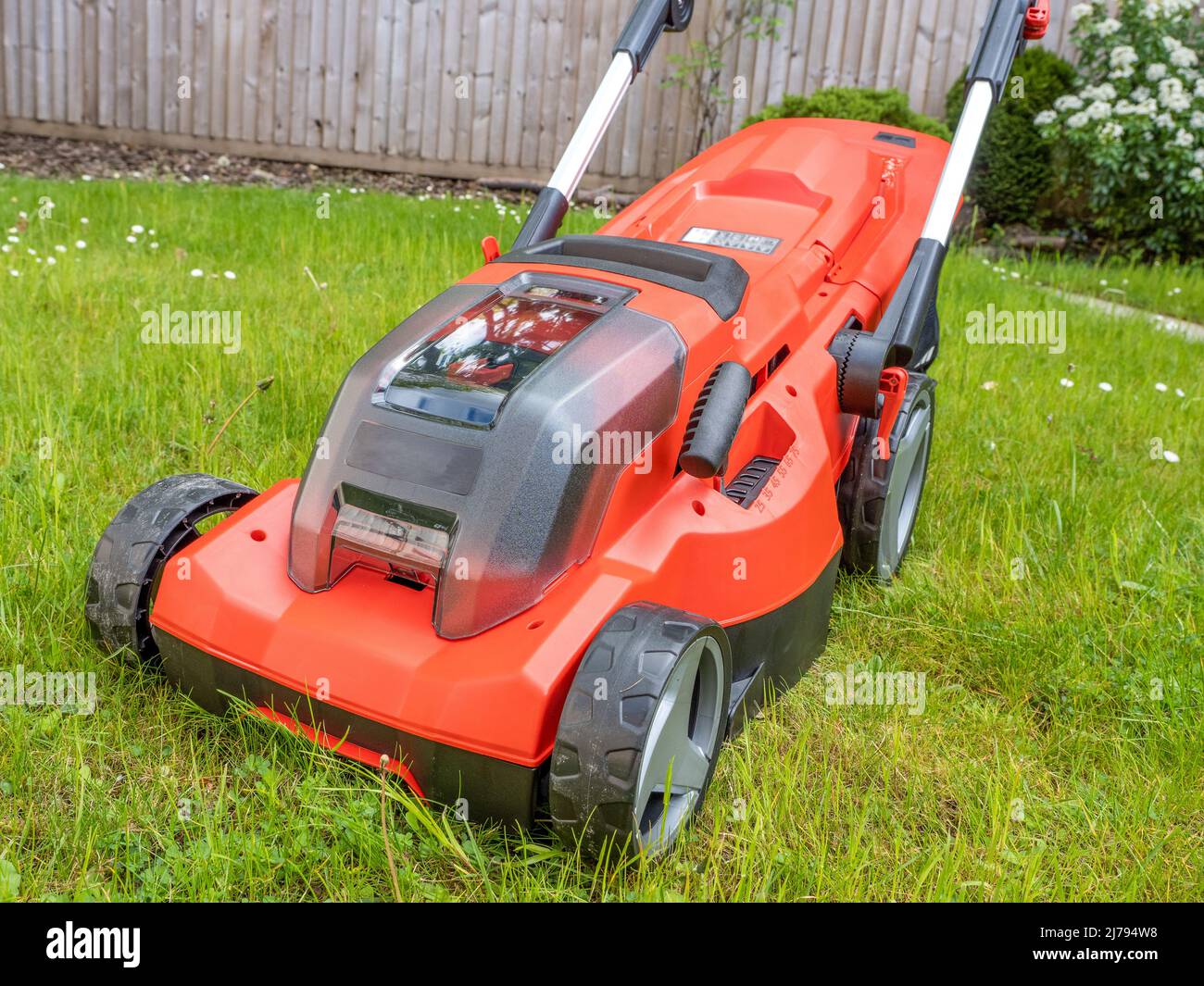 Vorderseite des Akku-Rasenmähers mit höhenverstellbarer Klinge Stockfoto