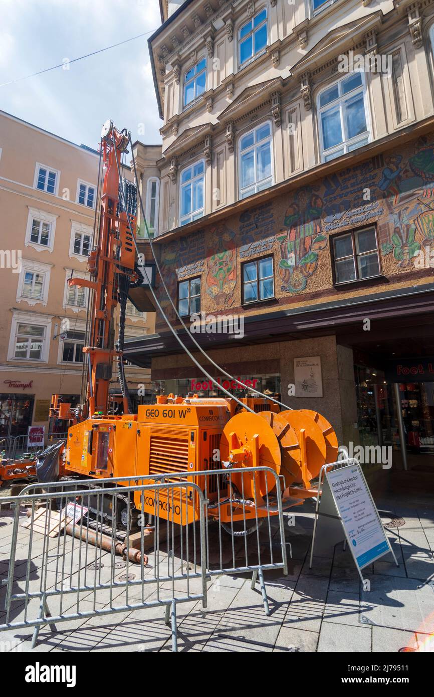 Salzburg: Geologische Bodenuntersuchung für Projekt S-Link in der Altstadt im Flachgau, Salzburg, Österreich Stockfoto