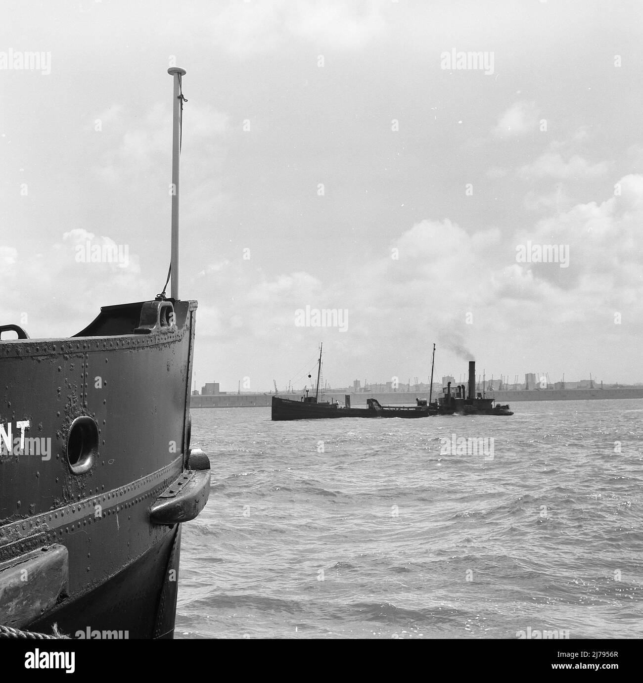 1969, historisch, der Dampfbagger „Peakdale“ auf der Mersey, Liverpool, England, Großbritannien, dem letzten kohlebetriebenen dampfbetriebenen Schiff, das kommerziell auf der Mersey gehandelt wird. Ein Saugtrichter-Bagger, der 1910 in Kinderdijk, Niederlande, gebaut wurde, hieß ihr ursprünglicher Name 'Prinses Juliana'. Die Manchester Ship Canal Co. Erwarb sie 1913, ohne den Namen zu ändern. 1962 von Richard Abel & Sons gekauft und in Peakdale umbenannt, baggte sie in der Mersey-Mündung nach Sand, bis sie 1970 verschrottet wurde. Stockfoto