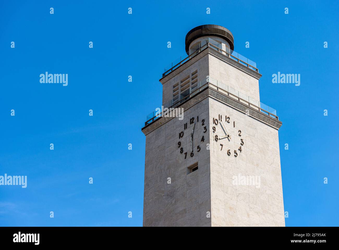 Brescia. Uhrturm der faschistischen Revolution, 1927-1932, vom römischen Architekten Marcello Piacentini (1881-1960), Piazza della Vittoria, Italien. Stockfoto