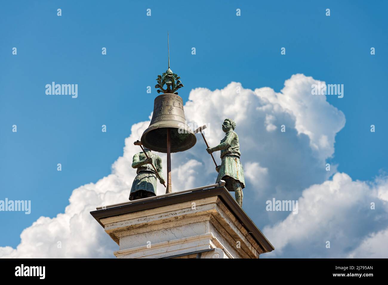 Stadtzentrum von Brescia. Uhr und Glockenturm im Renaissancestil, 1540-1550, auf dem Marktplatz von Loggia (Piazza della Loggia). Lombardei, Italien, Europa. Stockfoto