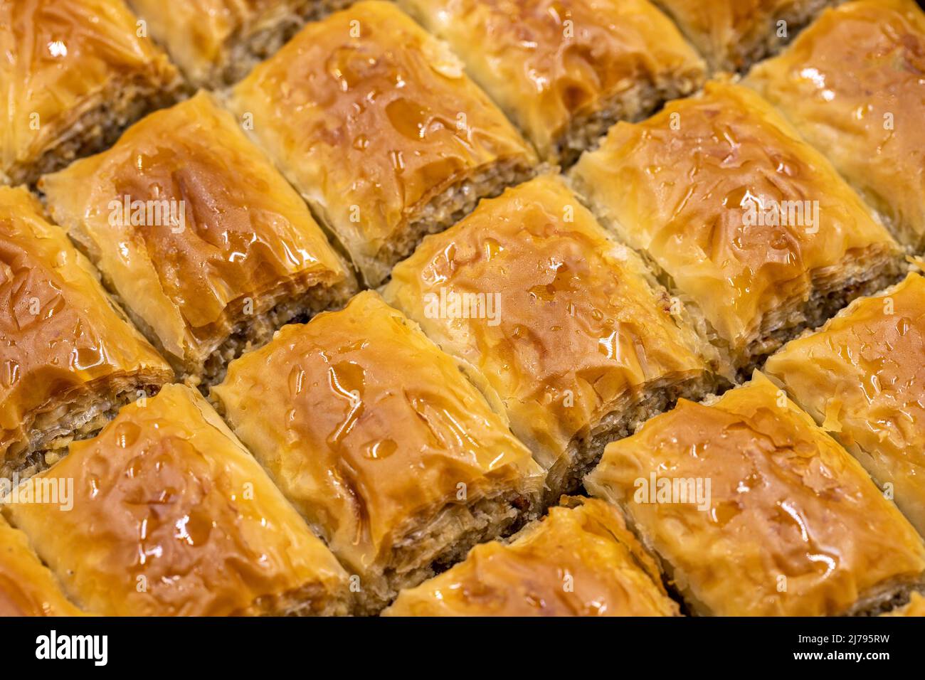 Baklava aus Walnuss. Nahaufnahme von Walnussbaklava. Mediterrane Küche Köstlichkeiten. Lokaler Name Cevizli Baklava Stockfoto
