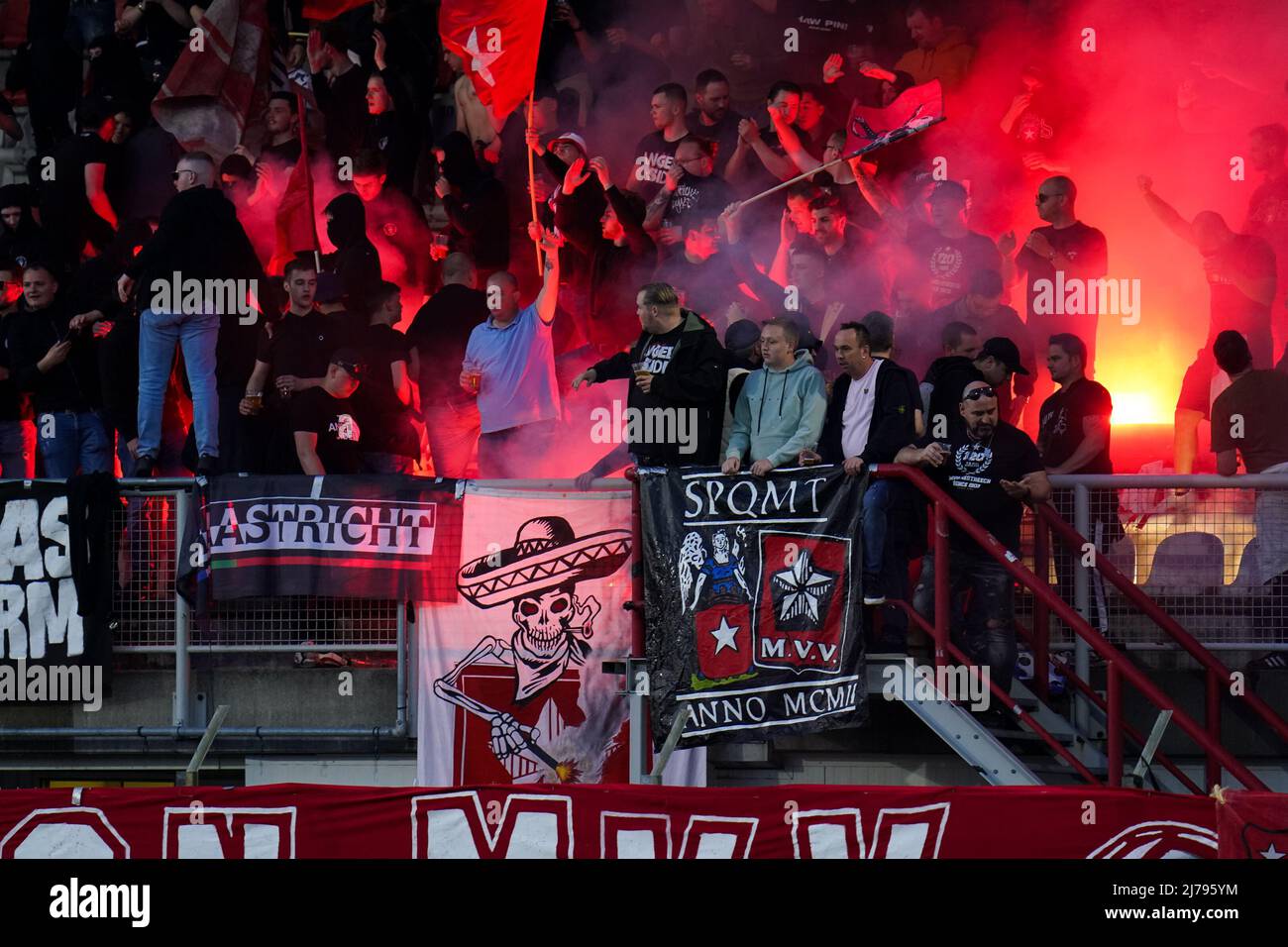 OSS, NIEDERLANDE - 6. MAI: Unterstützer des MVV Maastricht während des niederländischen Keukenkampioendivisie-Spiels zwischen TOP Oss und MVV Maastricht am 6. Mai 2022 im Frans Heesen Stadion in Oss, Niederlande (Foto: Rene Nijhuis/Orange Picters) Stockfoto