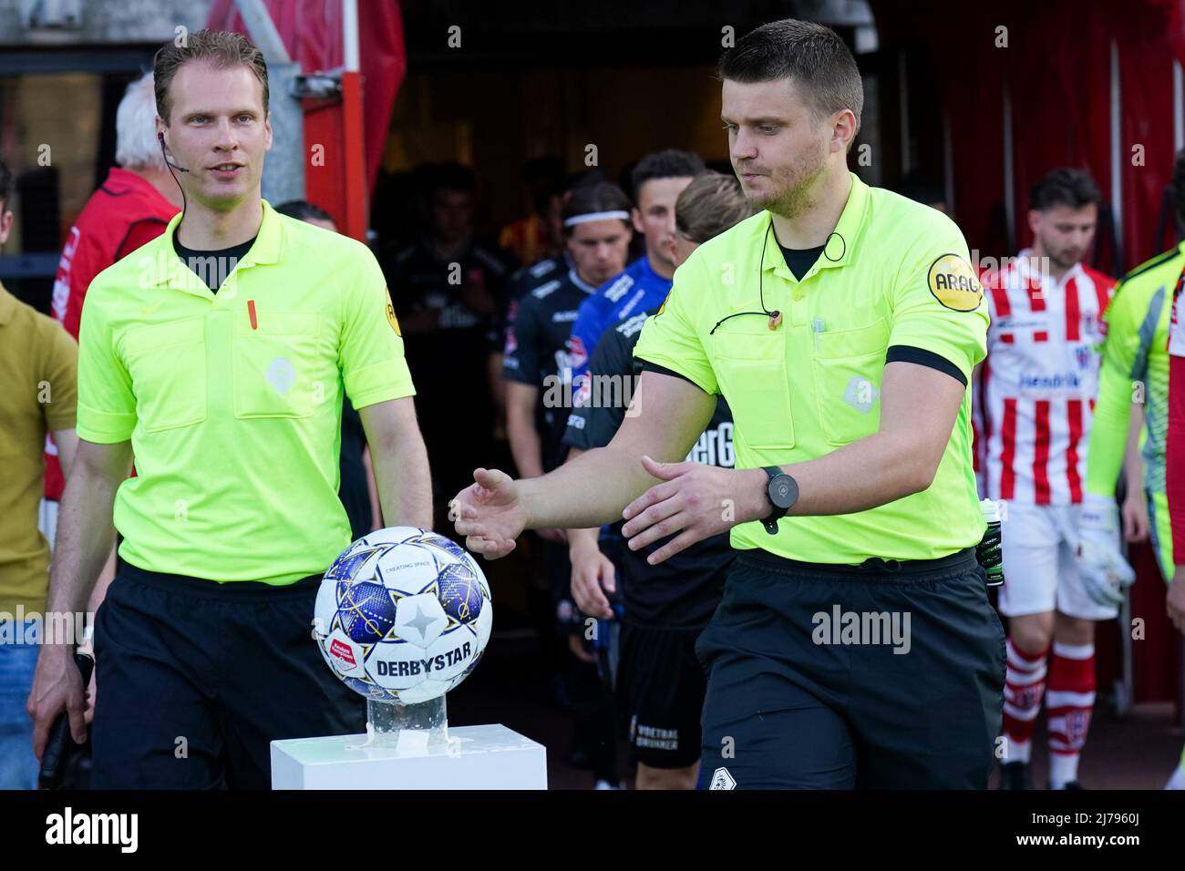 OSS, NIEDERLANDE - 6. MAI: Schiedsrichter-Assistent Sjoerd Nanninga und Schiedsrichter Jesse Rozendal während des niederländischen Keukenkampioendivisie-Spiels zwischen TOP Oss und MVV Maastricht am 6. Mai 2022 im Frans Heesen Stadion in Oss, Niederlande (Foto: Rene Nijhuis/Orange Picts) Stockfoto