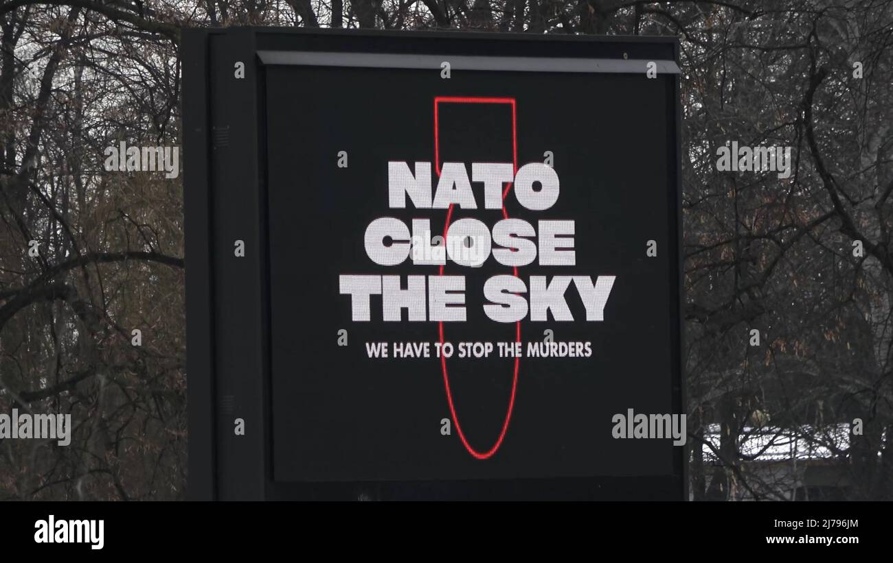KIEW, UKRAINE – 9. MÄRZ: Eine Werbetafel mit der Botschaft „NATO close the Sky“ am Stadtrand von Kiew, während Russlands Invasion der Ukraine am 9. März 2022 in Kiew, Ukraine, fortgesetzt wird. Russland begann eine militärische Invasion der Ukraine, nachdem das russische parlament Verträge mit zwei abtrünnigen Regionen in der Ostukraine gebilligt hatte. Es ist der größte militärische Konflikt in Europa seit dem Zweiten Weltkrieg Stockfoto