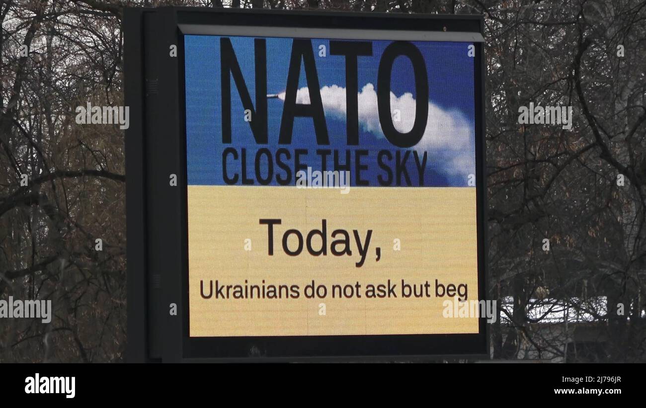 KIEW, UKRAINE – 9. MÄRZ: Eine Werbetafel mit der Botschaft „NATO close the Sky“ am Stadtrand von Kiew, während Russlands Invasion der Ukraine am 9. März 2022 in Kiew, Ukraine, fortgesetzt wird. Russland begann eine militärische Invasion der Ukraine, nachdem das russische parlament Verträge mit zwei abtrünnigen Regionen in der Ostukraine gebilligt hatte. Es ist der größte militärische Konflikt in Europa seit dem Zweiten Weltkrieg Stockfoto