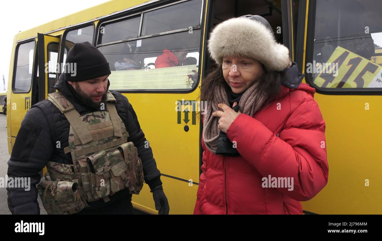 KIEW, UKRAINE - 9. MÄRZ: Evakuierte aus Irpin und Vorzel treffen in einem Notlager ein, das für evakuierte Bewohner aus aktiven Kampfgebieten am Stadtrand von Kiew eingerichtet wurde, da die russische Invasion der Ukraine am 9. März 2022 in Kiew, Ukraine, fortgesetzt wird. Russland begann eine militärische Invasion der Ukraine, nachdem das russische parlament Verträge mit zwei abtrünnigen Regionen in der Ostukraine gebilligt hatte. Es ist der größte militärische Konflikt in Europa seit dem Zweiten Weltkrieg Stockfoto