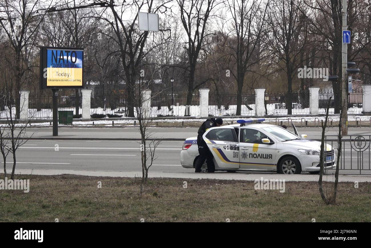 KIEW, UKRAINE – 9. MÄRZ: Eine Werbetafel mit der Botschaft „NATO close the Sky“ am Stadtrand von Kiew, während Russlands Invasion der Ukraine am 9. März 2022 in Kiew, Ukraine, fortgesetzt wird. Russland begann eine militärische Invasion der Ukraine, nachdem das russische parlament Verträge mit zwei abtrünnigen Regionen in der Ostukraine gebilligt hatte. Es ist der größte militärische Konflikt in Europa seit dem Zweiten Weltkrieg Stockfoto