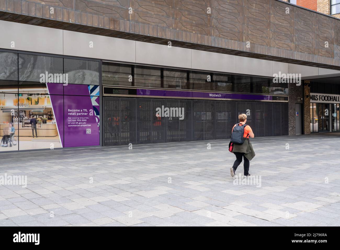 Woolwich, Großbritannien - 2. Mai 2022: Außenansicht des neuen Crossrail-Bahnhofs, der im Mai 2022 eröffnet werden soll Stockfoto
