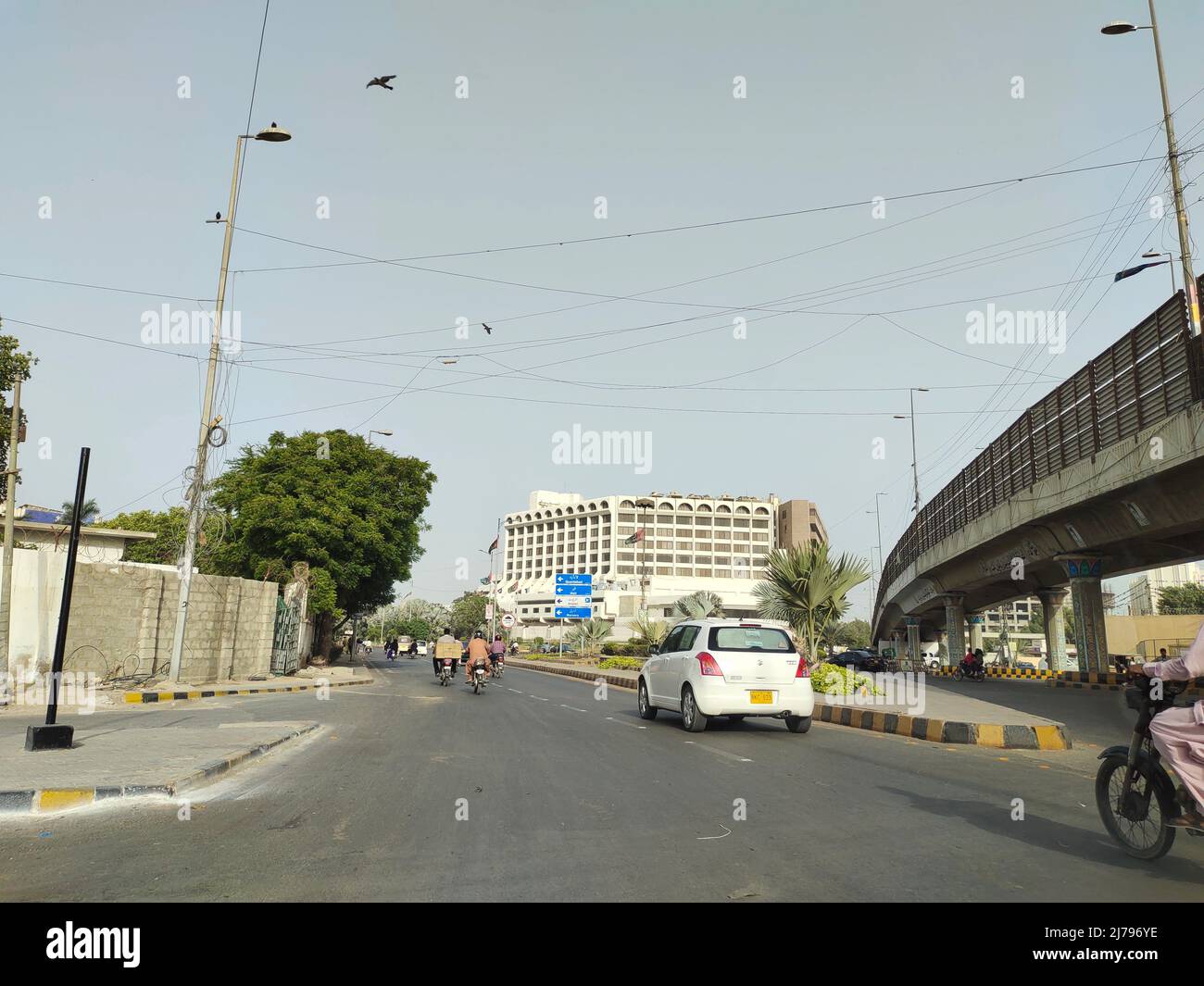Main Korangi Road Karachi Verkehr und Gebäude Wahrzeichen. Stockfoto