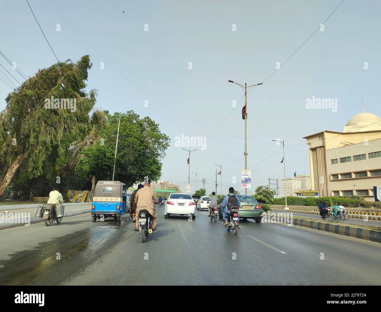 Main Korangi Road Karachi Verkehr und Gebäude Wahrzeichen. Stockfoto