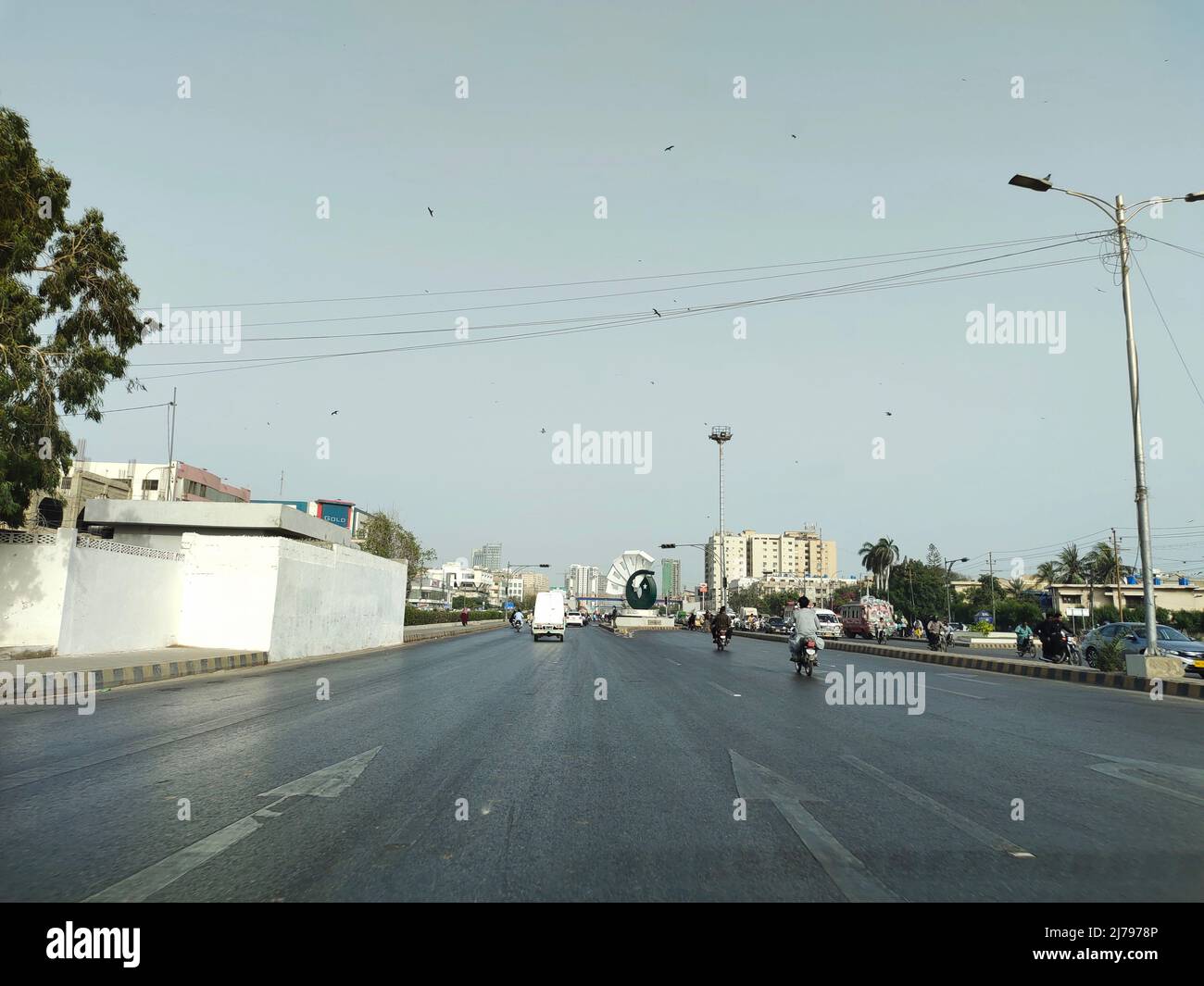 Main Korangi Road Karachi Verkehr und Gebäude Wahrzeichen. Stockfoto