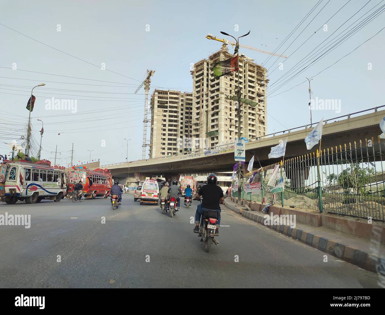Main Korangi Road Karachi Verkehr und Gebäude Wahrzeichen. Stockfoto