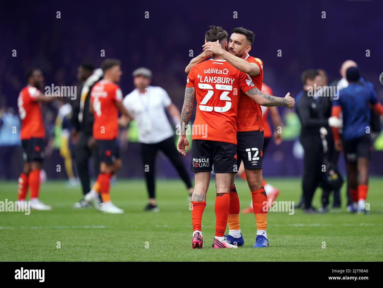 Henri Lansbury und Robert Snodgrass von Luton Town feiern nach dem Sky Bet Championship-Spiel in der Kenilworth Road, Luton. Bilddatum: Samstag, 7. Mai 2022. Stockfoto