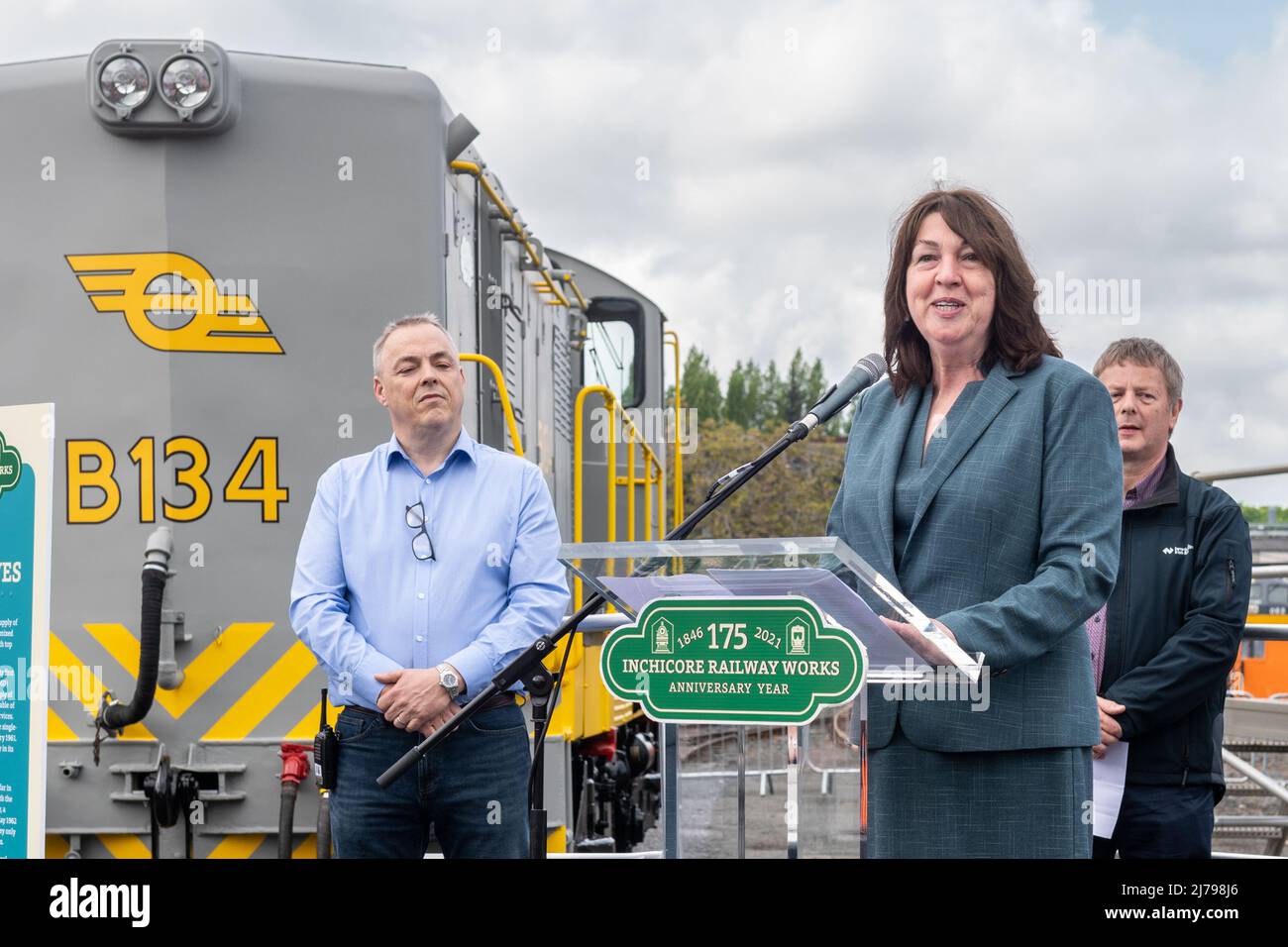 Inchicore, Dublin, Irland. 7.. Mai 2022. Irish Rail feierte heute den 175.. Jahrestag seiner Inchicore-Werke mit einem Tag der offenen Tür für die Öffentlichkeit. Tausende von Menschen kamen von früh morgens an und schauten sich die Werke an Lokomotiven, Reparaturwerkstätten und Rollmaterial an. Die US-Botschafterin in Irland, Claire D. Cronin, nannte die Lok B134, die Irish Rail der RPSI gespendet hat. Quelle: AG News/Alamy Live News. Stockfoto