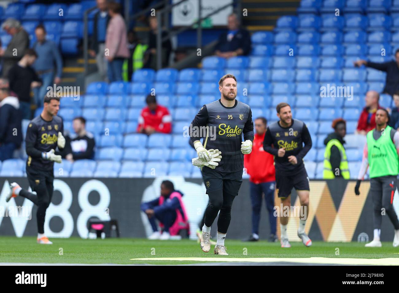 London, Großbritannien. 7.. Mai 2022; Selhurst Park, Crystal Palace, London, England; Premier League Fußball, Crystal Palace gegen Watford: Rob Elliot von Watford wärmt sich vor dem Anstoß Kredit: Action Plus Sports Images/Alamy Live News Stockfoto