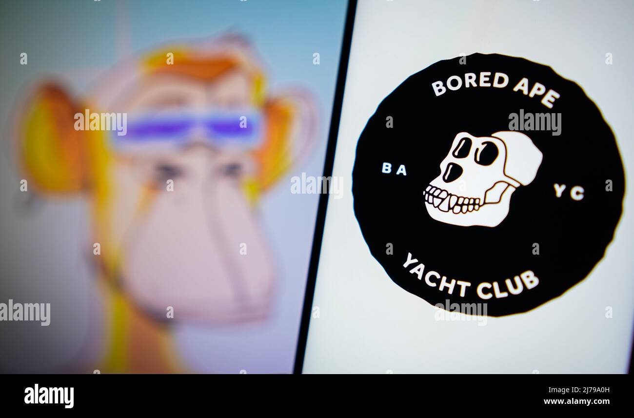 In dieser Fototafel wird das gelangweilte Ape Yacht Club-Logo auf einem Smartphone angezeigt. Stockfoto