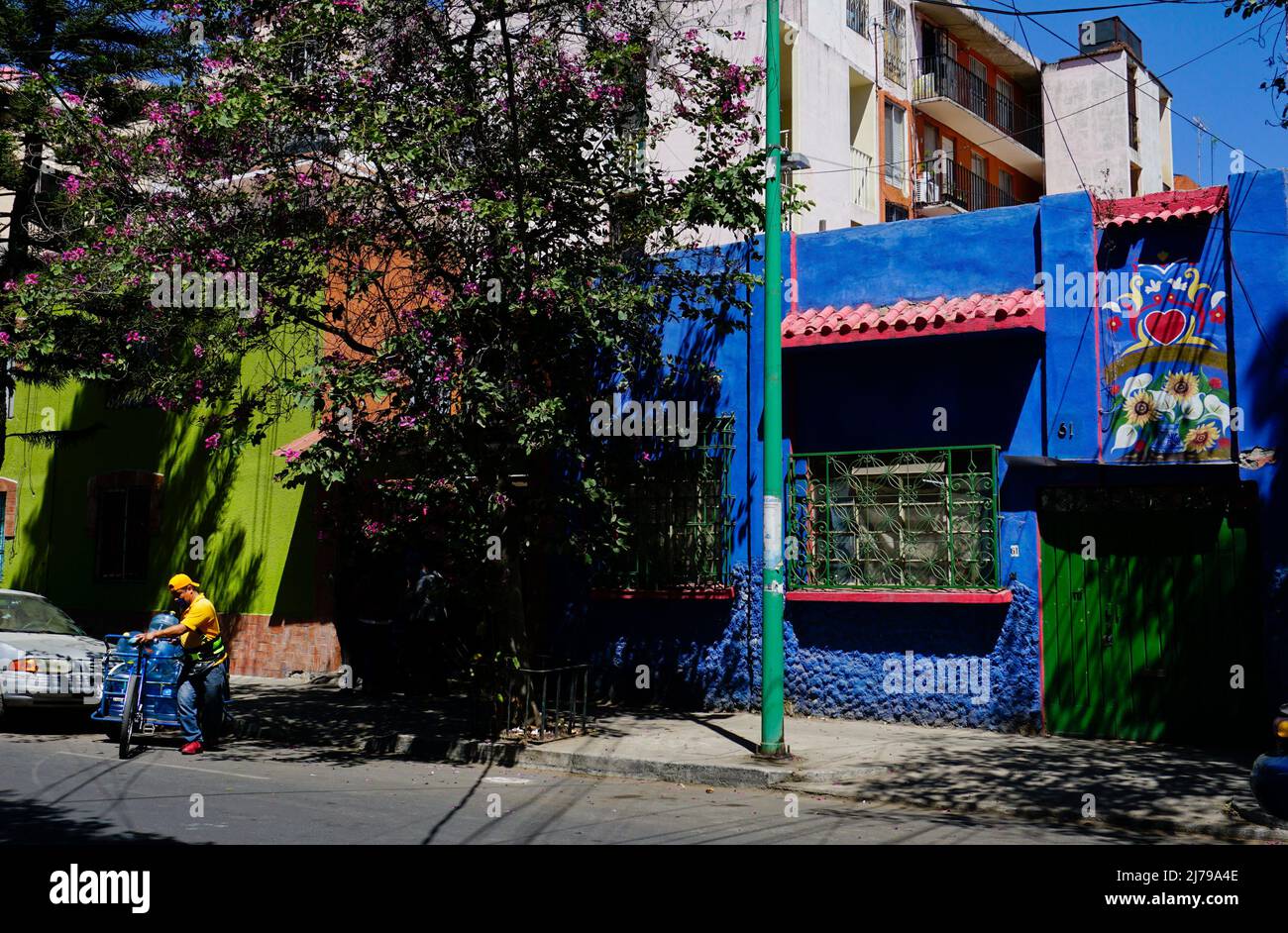 Blaues Haus in der Gegend von Santa María La Ribera in Mexiko-Stadt, Mexiko Stockfoto